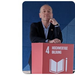 Dieter Brübach mit SDG-Würfel_abgerundet_komprimiert